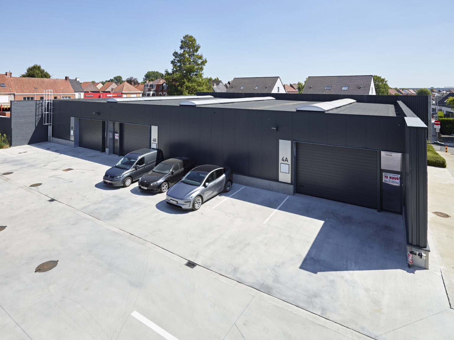 Buitenzicht op KMO-unit 4A met parking