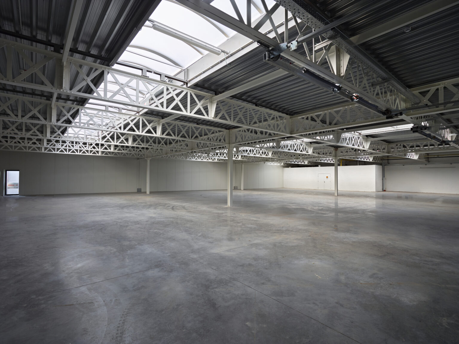 Interieur van een loods met vrije hoogte van 7 meter